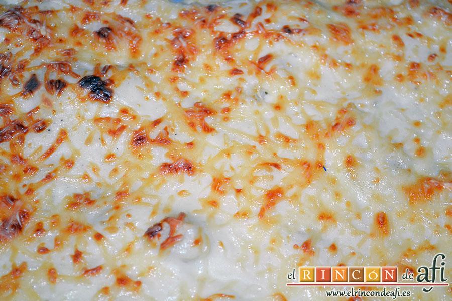 Coliflor gratinada, la metemos en el horno precalentado a 180ºC con la función gratinadora activada hasta que esté dorada