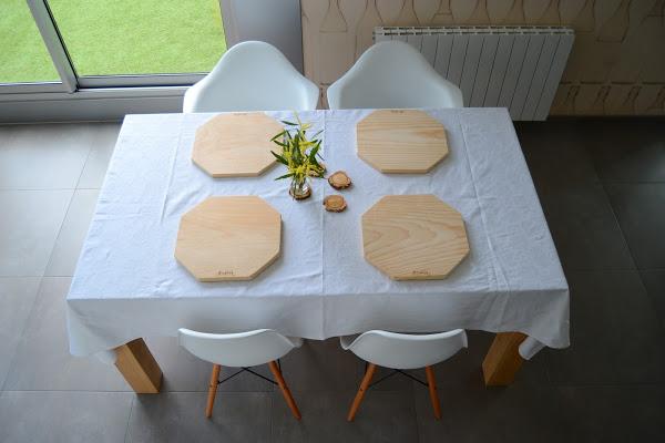 Bajo platos de madera natural