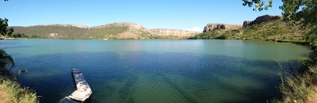 Panorámica-lago-muelle-montañas-fotografía-móvil-smartphone