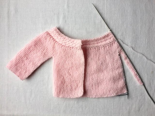 Confeccionar la otra manga y continuar en vueltas entrecortadas