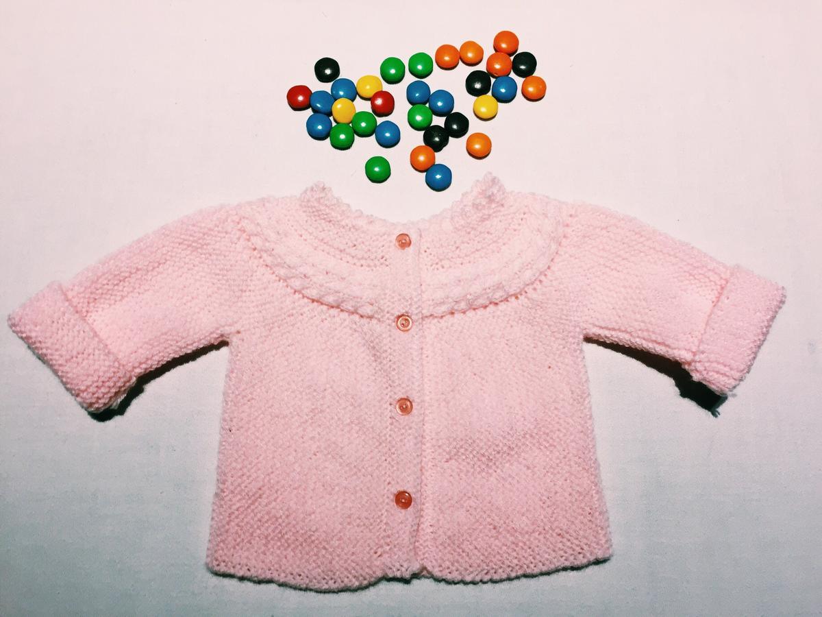 Batita de bebe, detalle espalda