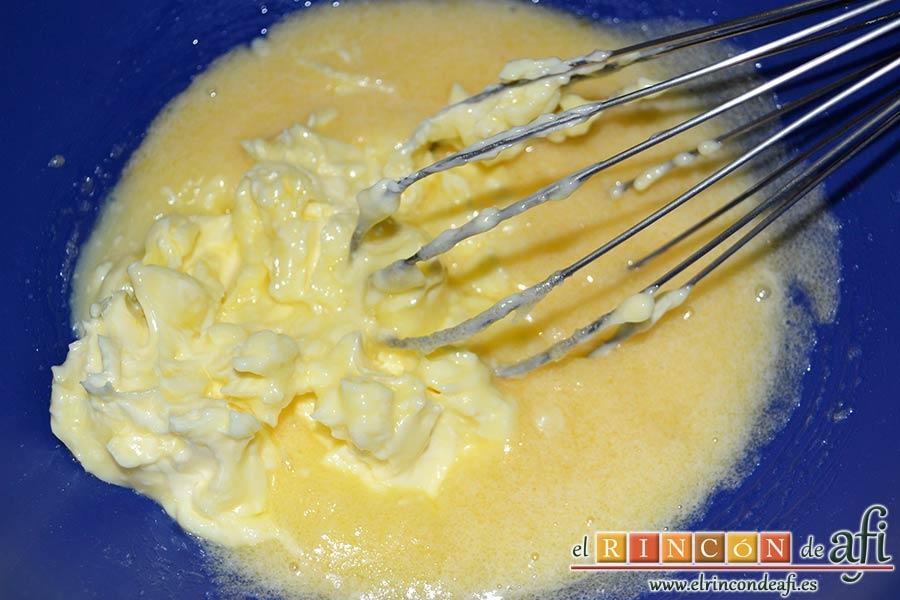 Galletas para el café, añadimos a mantequilla derretida y lo mezclamos todo ayudándonos de unas varillas manuales