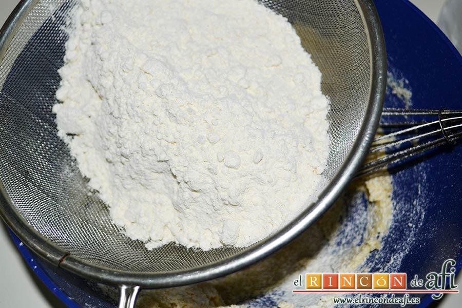 Galletas para el café, añadimos la harina tamizada
