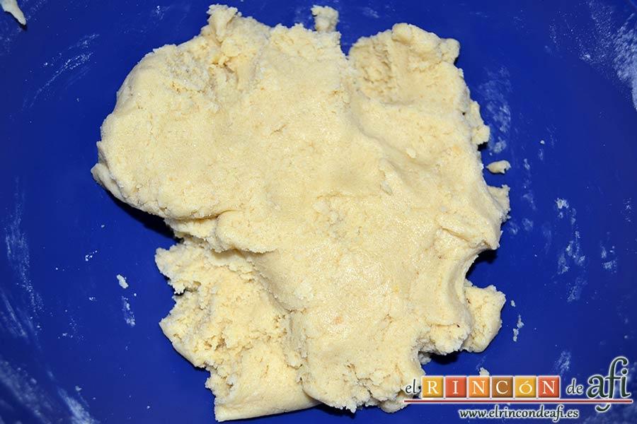 Galletas para el café, con ayuda de las manos formamos una masa homogénea