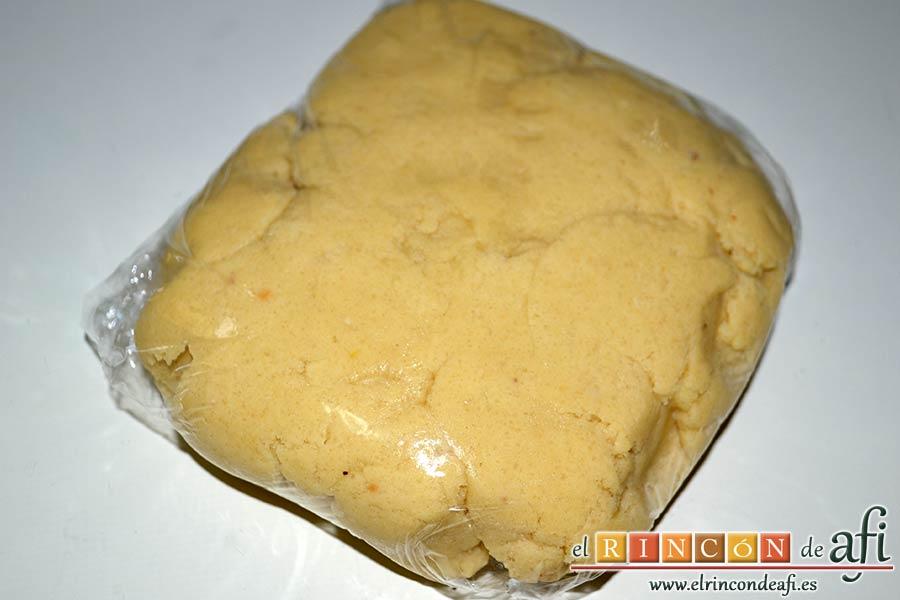 Galletas para el café, la cubrimos con film transparente y la metemos en la nevera un par de horas