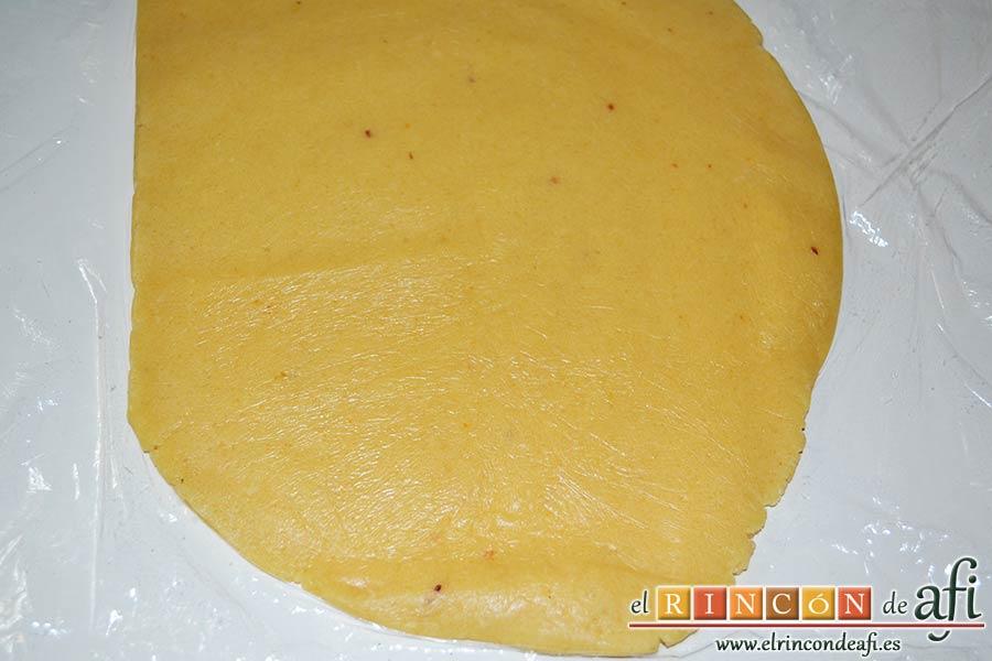 Galletas para el café, la sacamos de la nevera, la colocamos sobre un film transparente y extendemos la masa