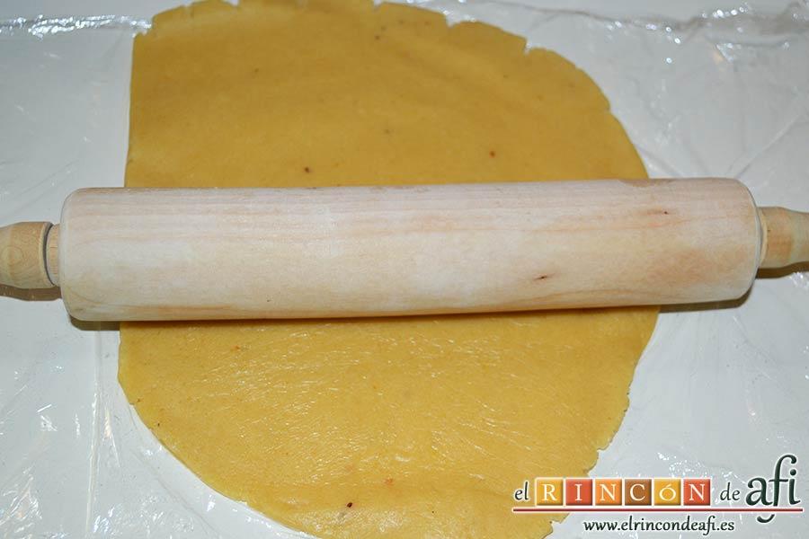 Galletas para el café, la cubrimos con otra hoja de film transparente para que no se pegue al rodillo
