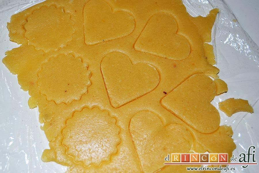 Galletas para el café, usando moldes de diferentes tipos vamos sacando las galletas