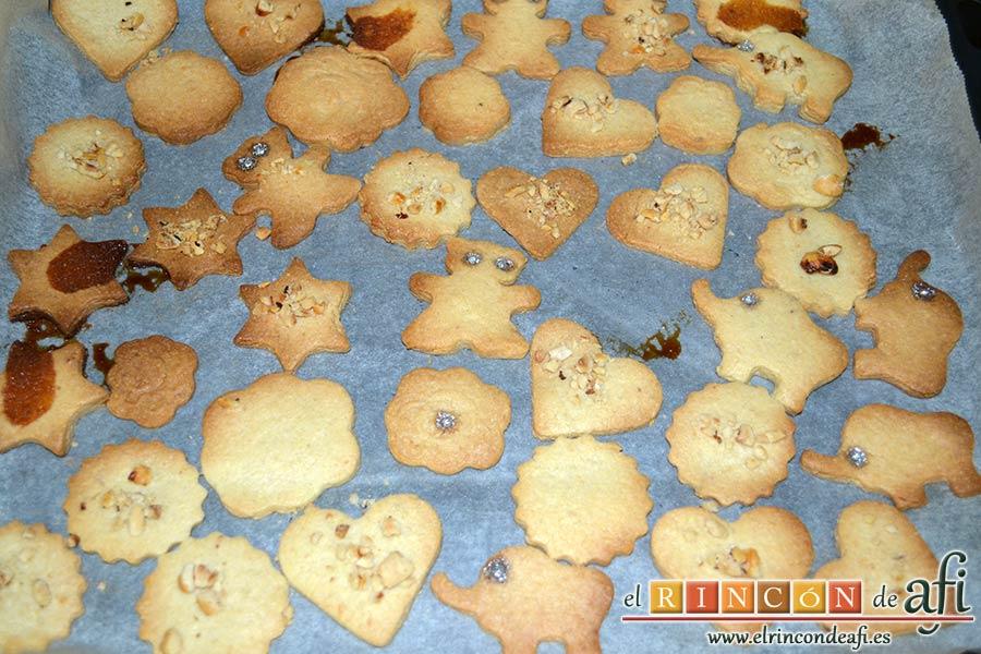 Galletas para el café, puedes decorar las galletas con trocitos de almendras, algo de cacao en polvo, perlas plateadas para decorar tartas, etc. Las metemos en el horno a 180ºC y horneamos de 15 – 20 minutos hasta que estén doradas
