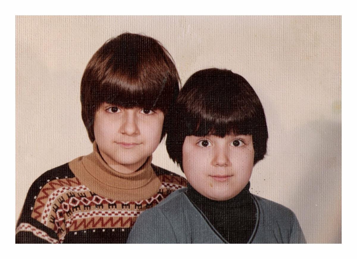Mi hermano Oscar (de negro y gris) y yo. Hacia 1976.