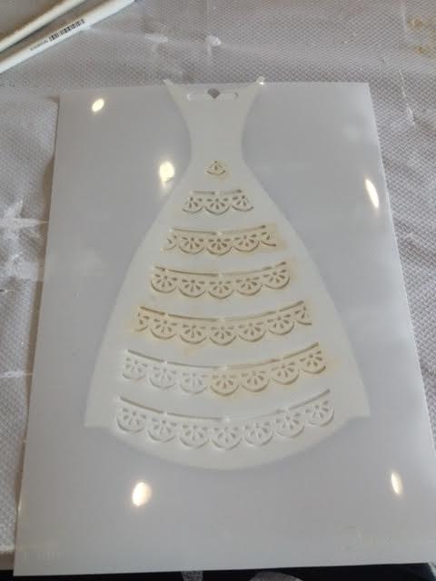 decorando silueta de vestido con sctencil