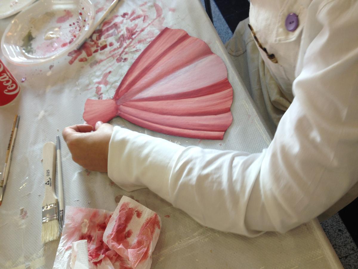 pintando una silueta de vestido con pinturas artis