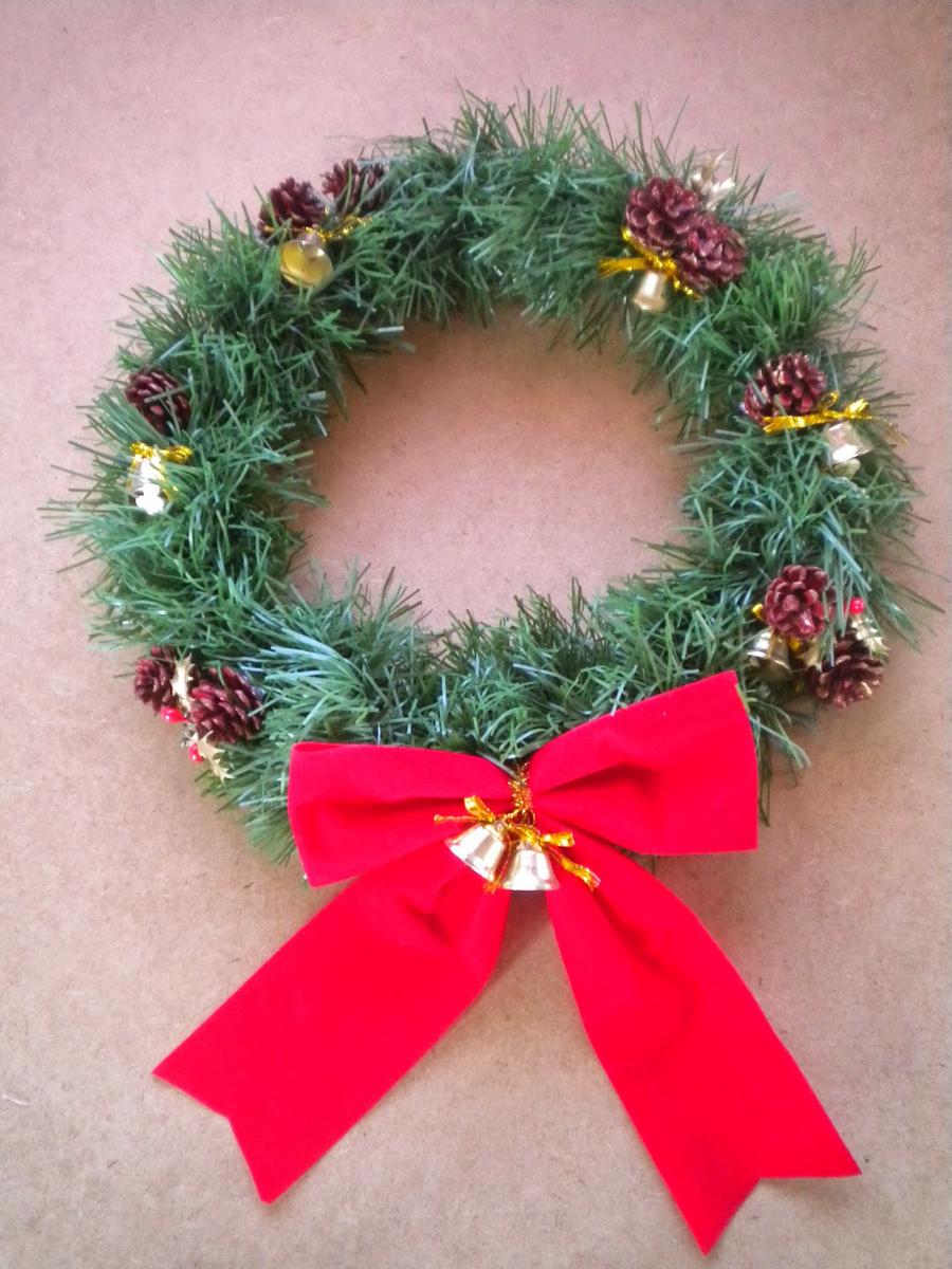 Manualidades Caseras Inma_Corona Navidad Low Cost con campanitas piñas y un lazo