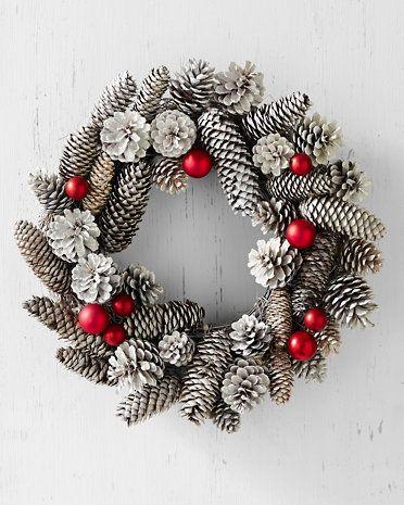 corona de Navidad con piñas