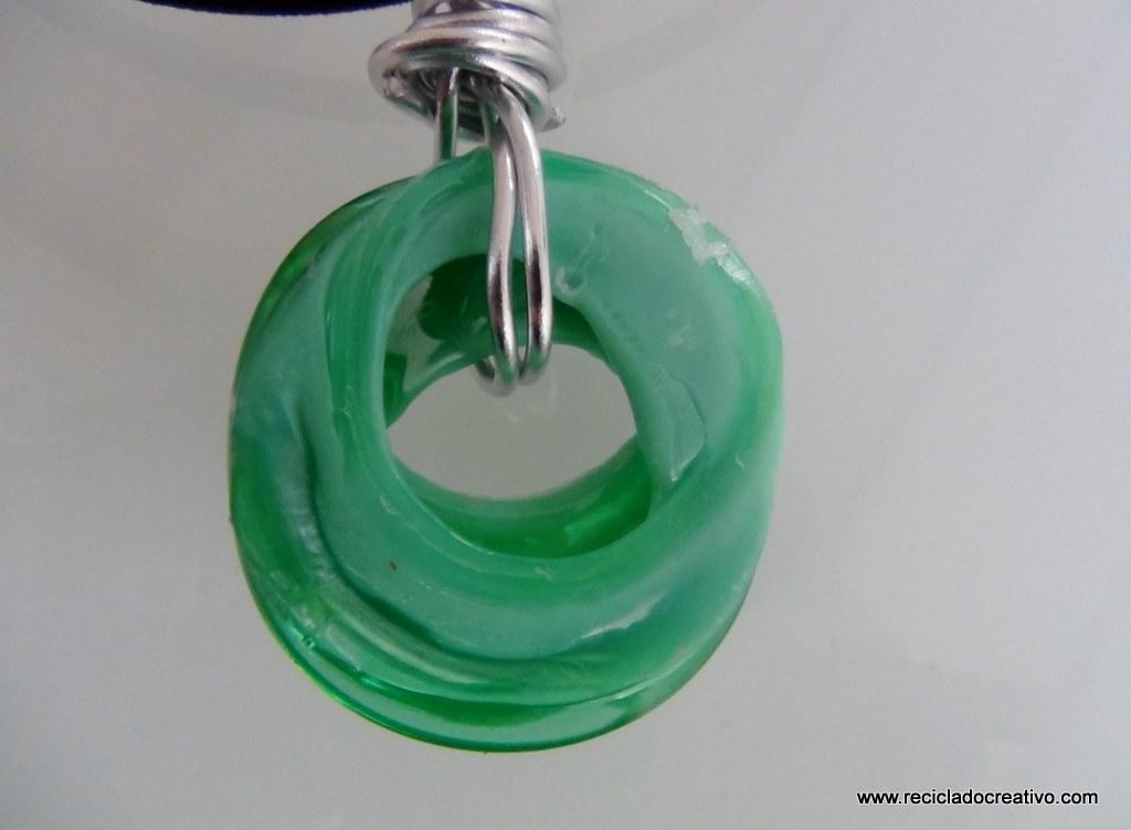 Colgantes y llaveros realizados con el cuello de una botella de plástico - Reciclado Creativo - Rosa Montesa