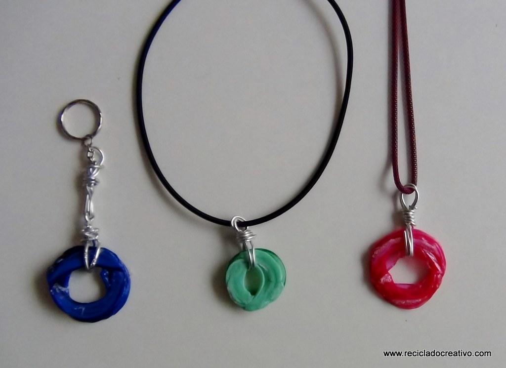 Colgantes y llaveros realizados con el cuello de una botella de plástico - Reciclado Creativo - Rosa Montesa