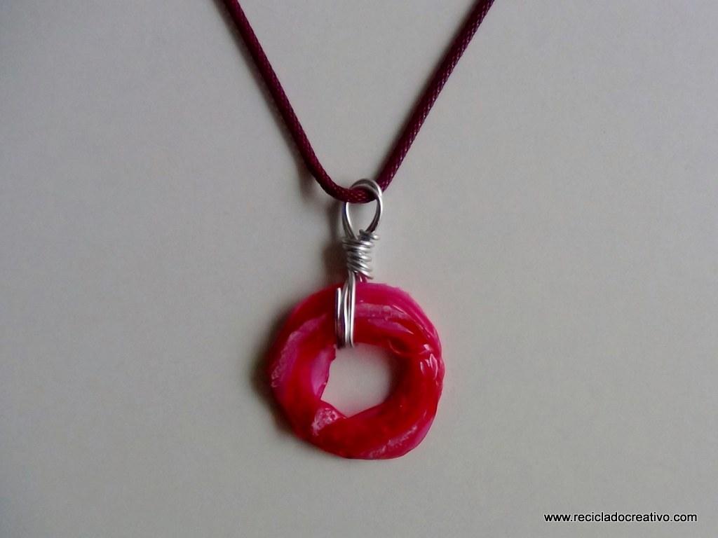 Colgantes y llaveros realizados con el cuello de una botella de plástico - Reciclado Creativo - Rosa Montesa