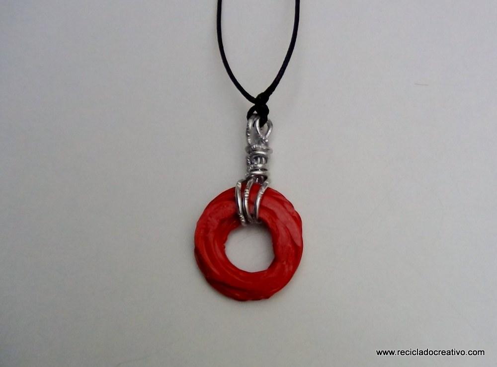 colgante de color rojo con una botella de pllástico