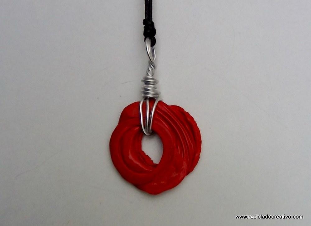 colgante de color rojo con una botella de pllástico
