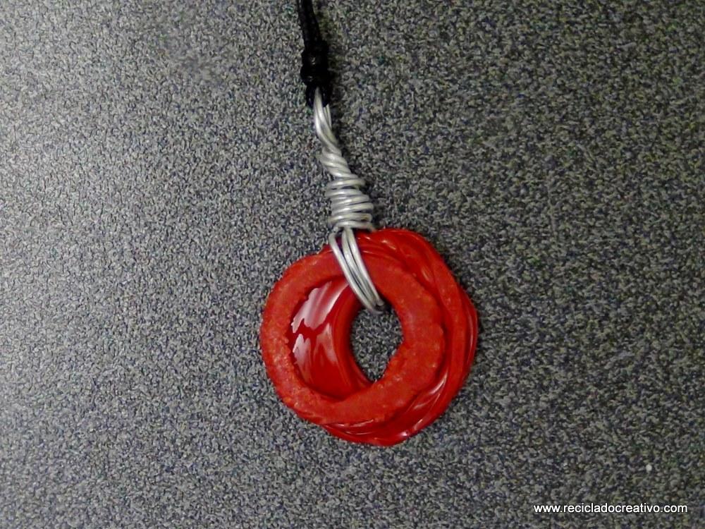 colgante de color rojo con una botella de pllástico