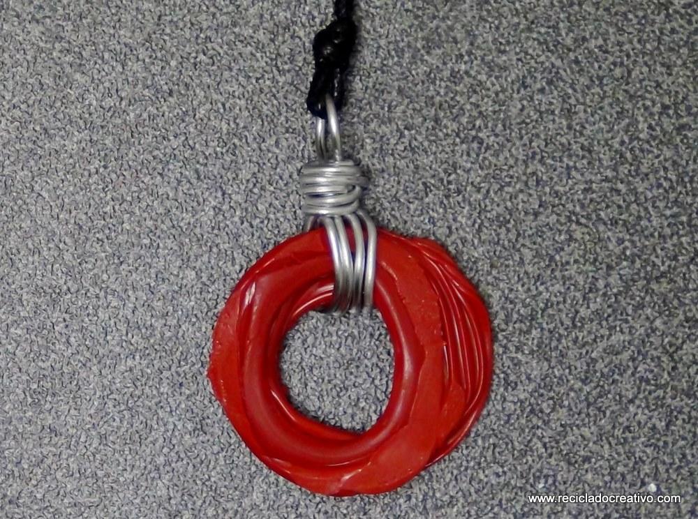 colgante de color rojo con una botella de pllástico