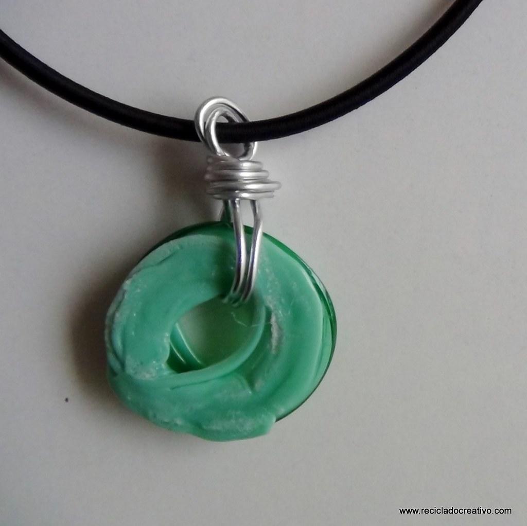 Colgantes y llaveros realizados con el cuello de una botella de plástico - Reciclado Creativo - Rosa Montesa