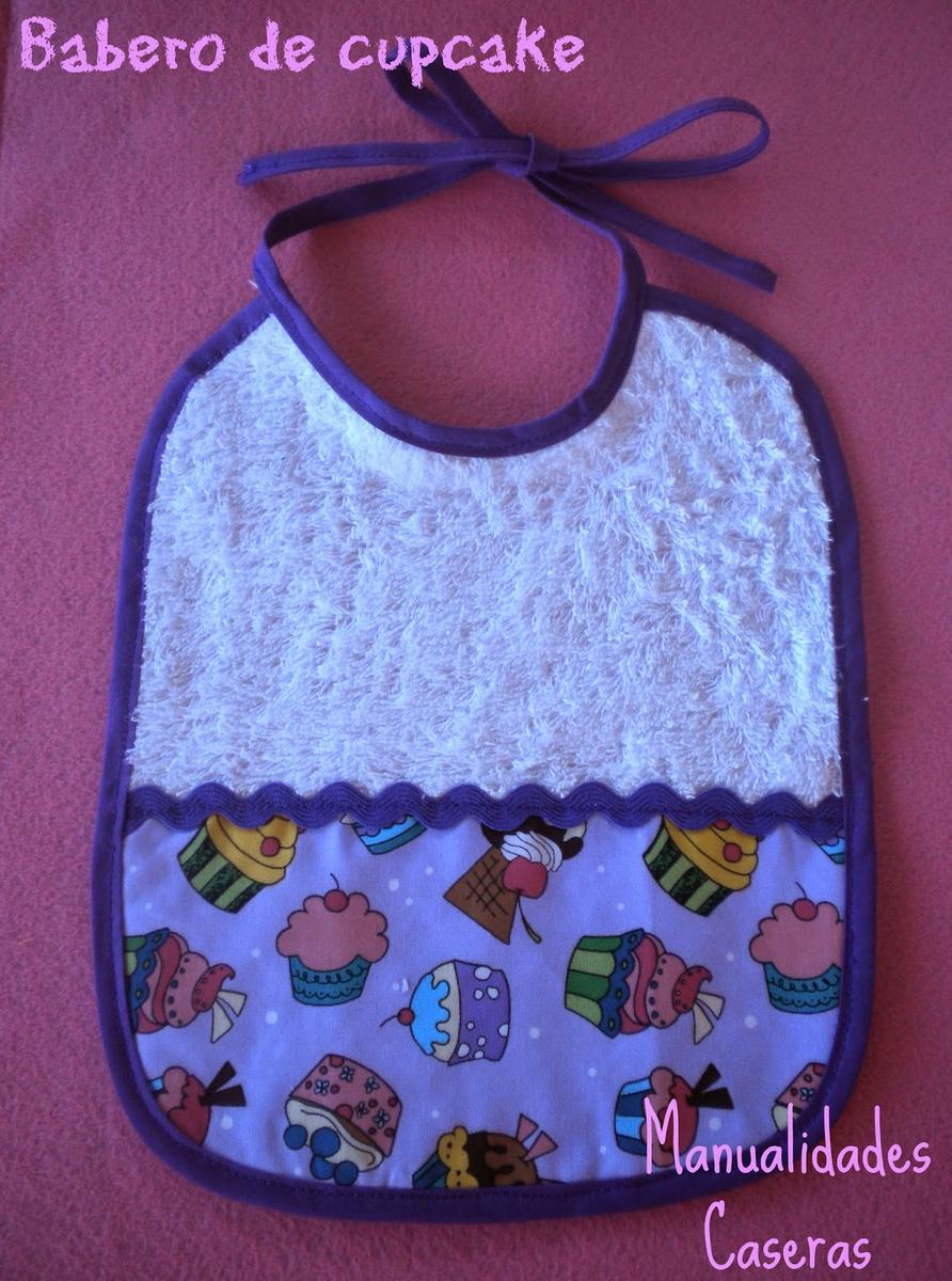 manualidades caseras faciles babero color morado con cupcake