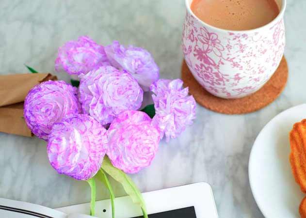 claveles hechos con papel crepe (papel pinocho) para decorar en casa