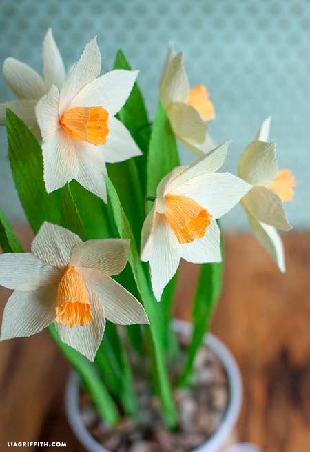 narcisos hechos con papel crepe (papel pinocho) para decorar en casa