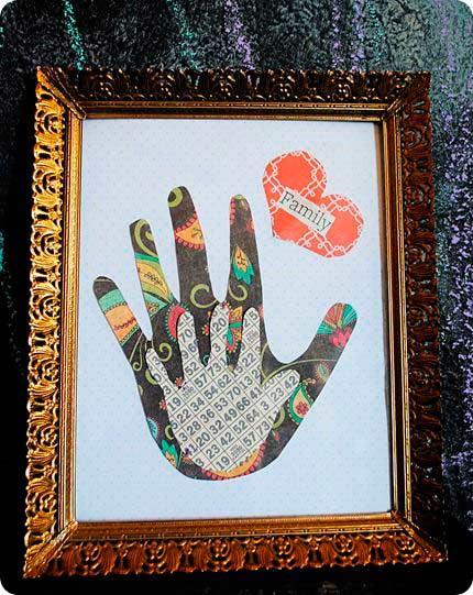 cuadro con las huellas de las manos para hacer un regalo original el dia de la madre