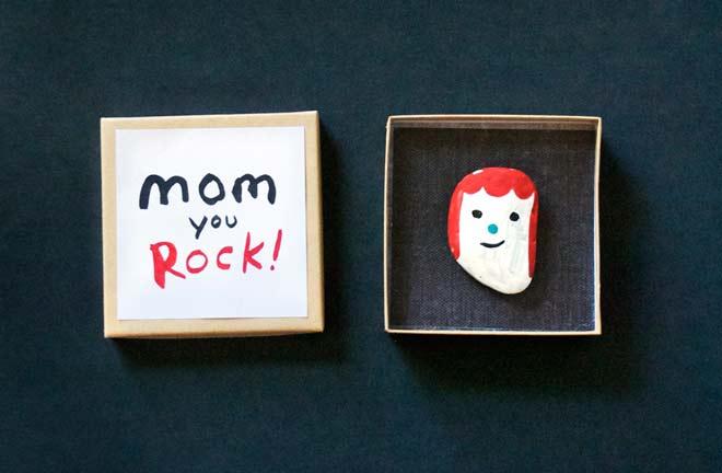 manualidad infantil hecha con una piedra para felicitar el dia de la madre