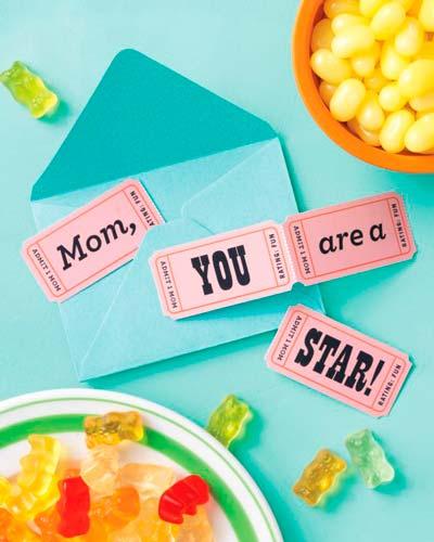 felicitación del dia de la madre hecha con manualidades, simulando unas entradas de cine