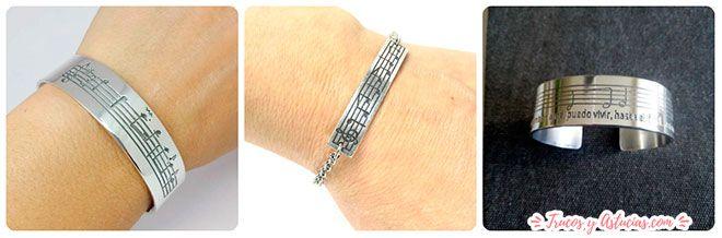 idea parar regalar el día de la madre: brazaletes personalizados con partitura de su canción favorita