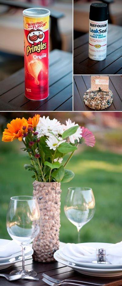 florero hecho con manualidades reciclando unas pringles