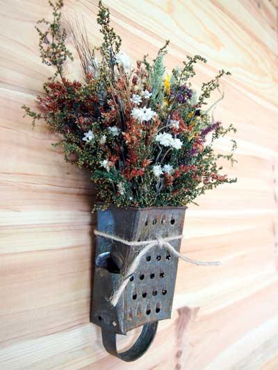 idea original para convetir un rallador en un jarrón 