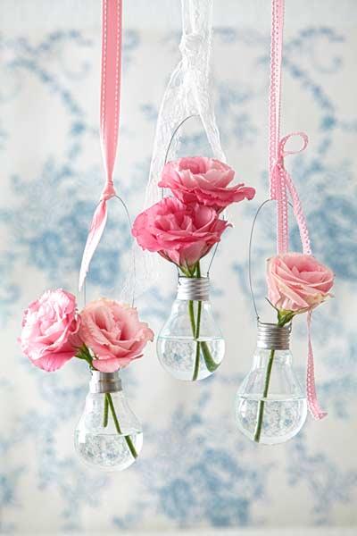 manualidad para convertir bombillas en floreros colgantes