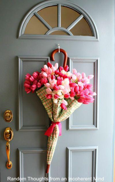 paraguas reutilizado como florero para decorar