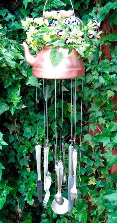 tetera convertida en una maceta original para colgar