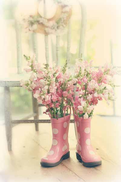 botas de lluvia recicladas como floreros
