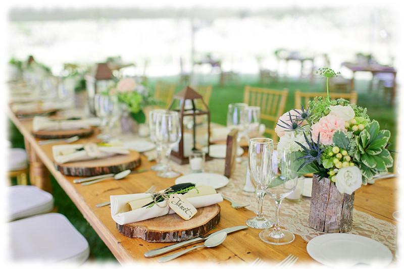 Soluciones prácticas para un gran número de invitados. Empleamos #salvamanteles #rústicos hechos de #troncos.