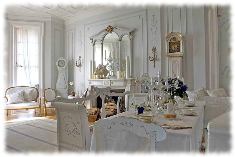 Salón con dos relojes de diferentes estilos