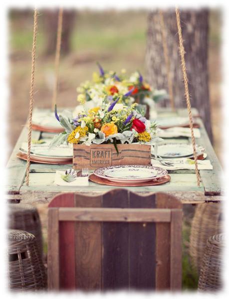Mesa colgante realizada con una puerta reciclada
