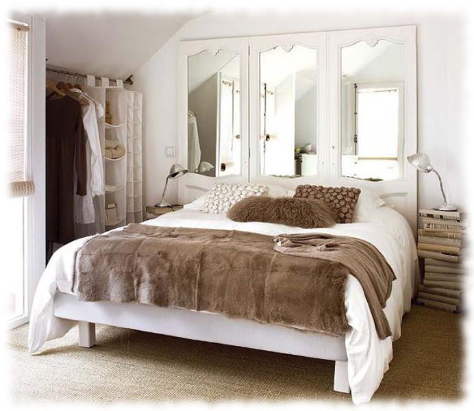 Cabecero de cama realizado con puertas recicladas y espejos