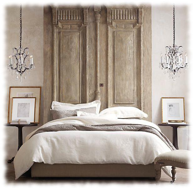 Cabecero de cama realizado con puertas recicladas