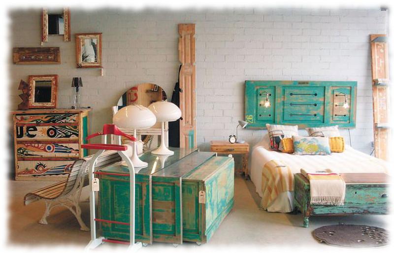 Cabecero de cama y parte de la decoración, realizados con puertas recicladas