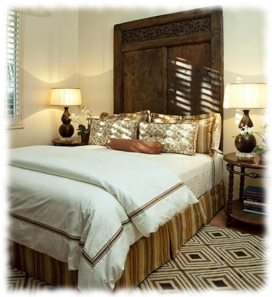 Cabecero de cama realizado con puertas recicladas