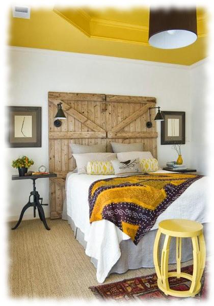 Cabecero de cama realizado con puertas recicladas y apliques