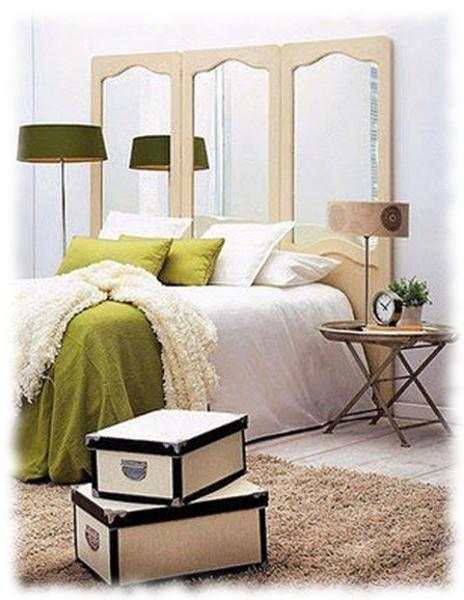 Cabecero de cama realizado con puertas recicladas y espejos