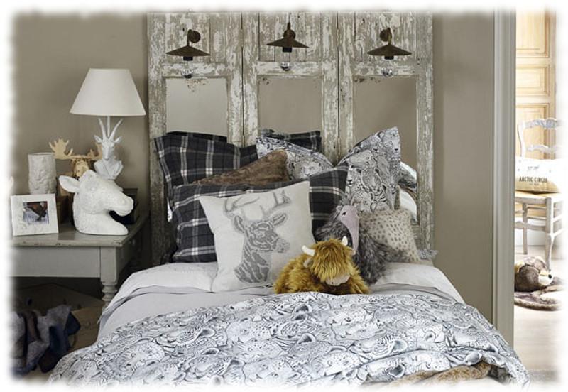 Cabecero de cama realizado con puertas recicladas, espejos y apliques