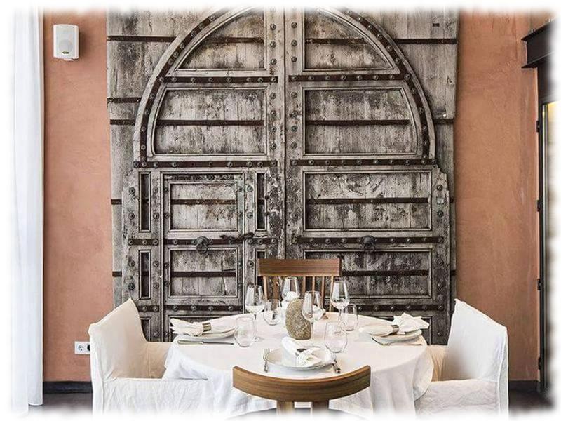 Pared decorada con puertas recicladas